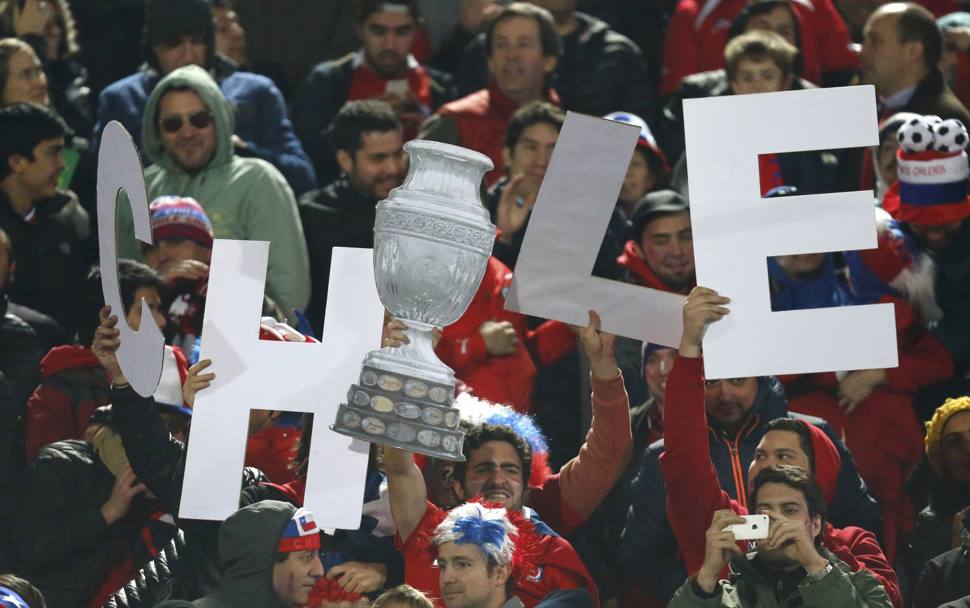 Partita inaugurale della Copa America: di fronte il Cile, padrone di casa, e l’Ecuador. I tifosi cileni, numerosi sulle tribune all’Estadio Nacional di Santiago, sognano gi la conquista del trofeo (Reuters)